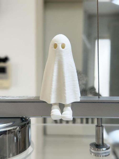 照明に腰掛けるオバケ